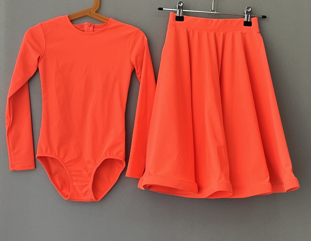 photo_kupalnik_s_yubkoy_tantsuyushchie_reytingovyy_dr_